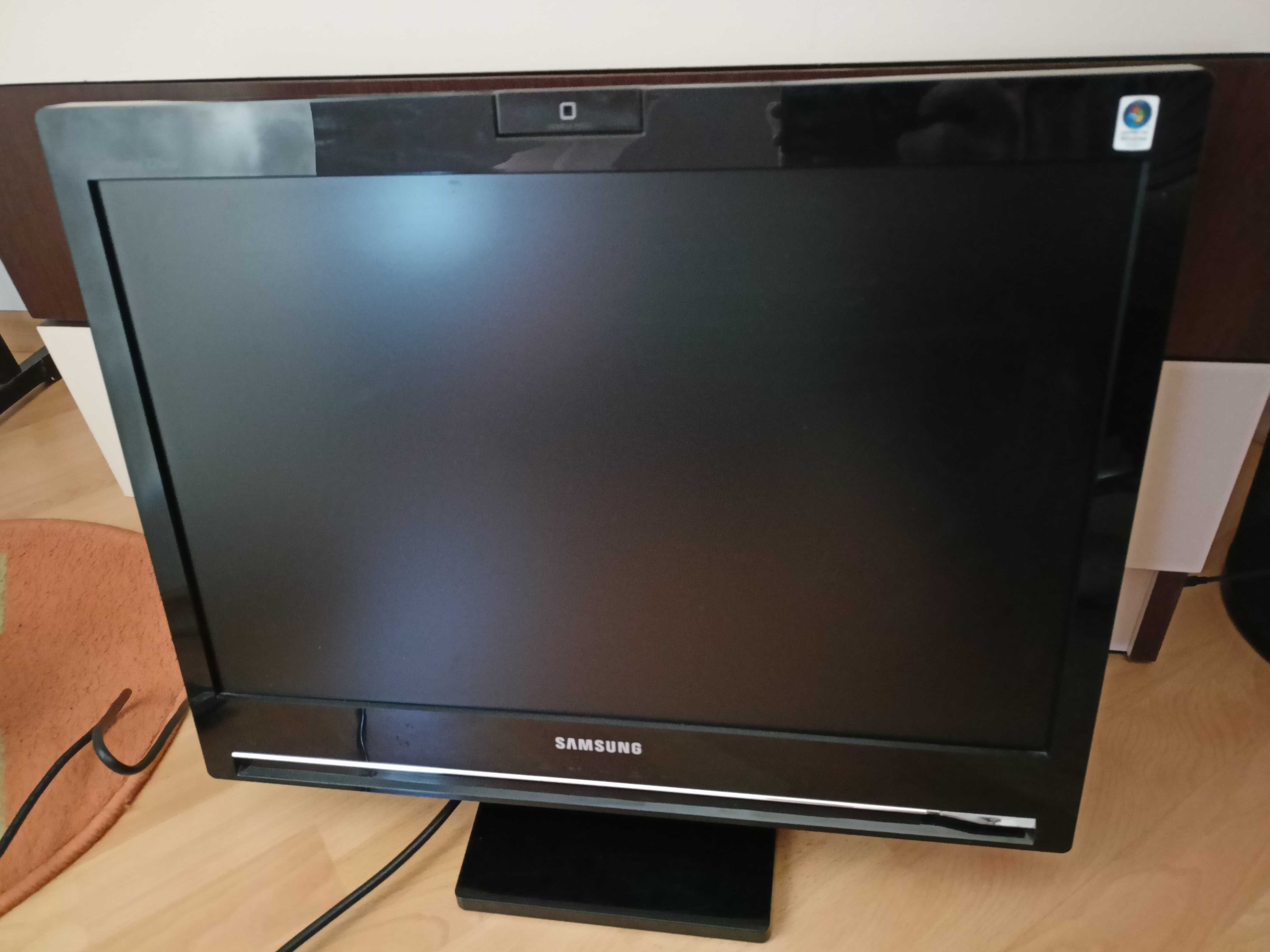 Monitor Samsung 225UW cu webcam, hub USB, boxe si microfoane integrate