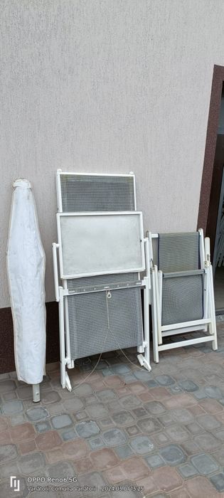 Șezlonguri și umbrele