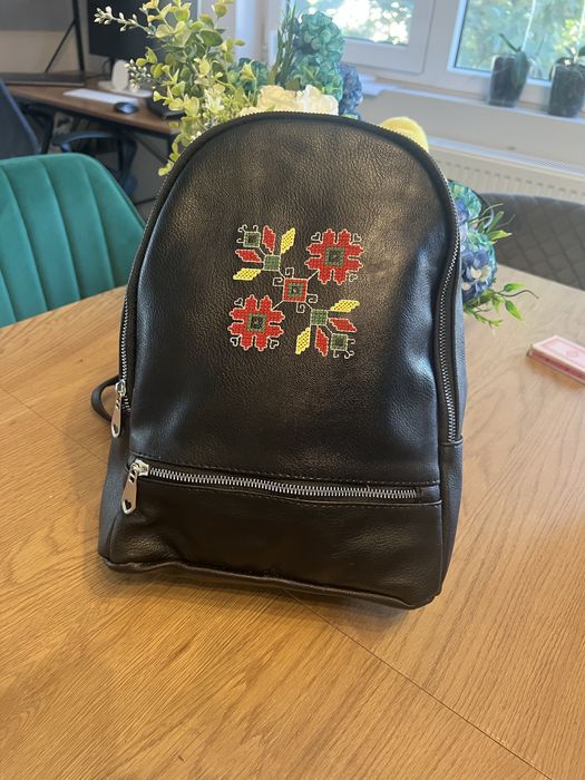 Дамска кожена раница с шевица