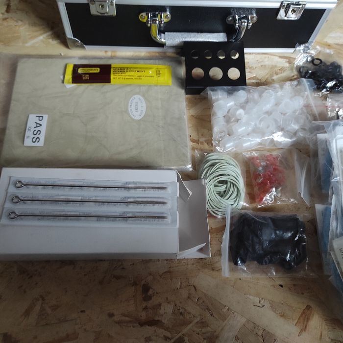 Kit și aparat tatuat