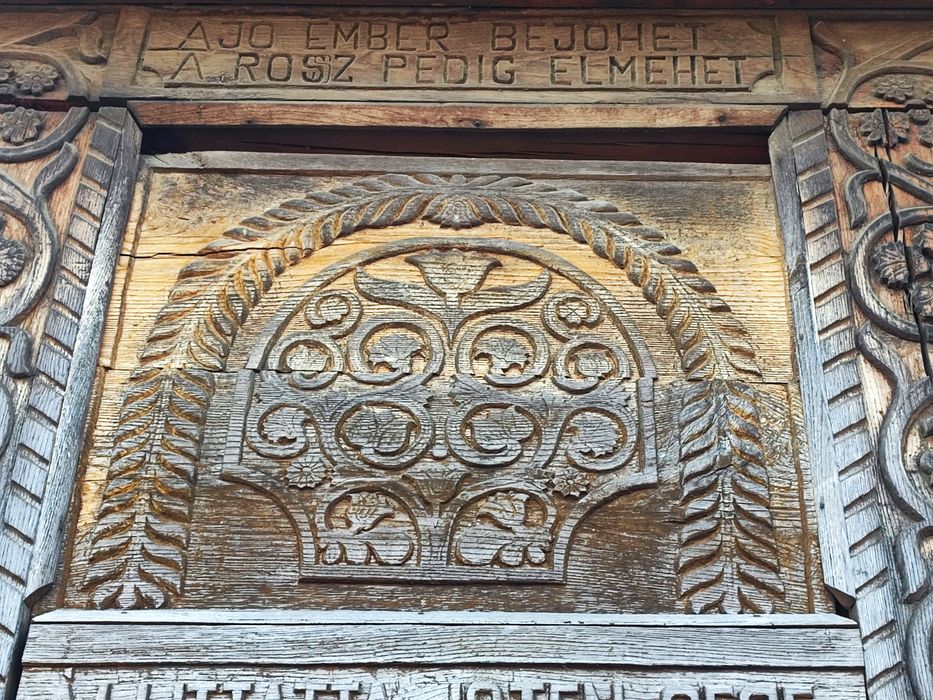 Vând poartă sculptată secuiască