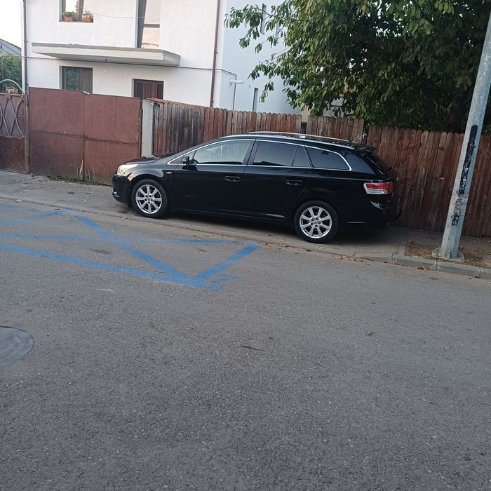 Vând Toyota Avensis