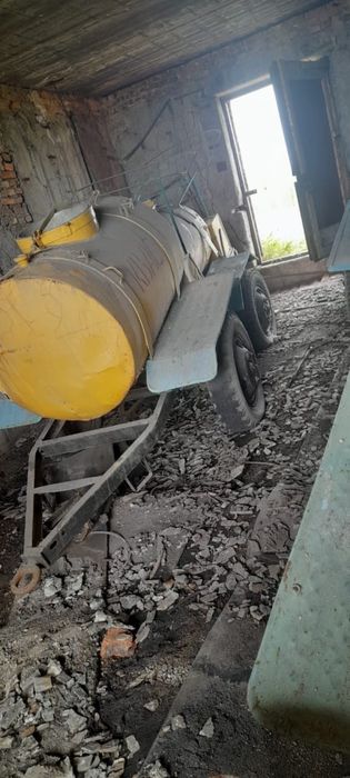 продаю  пищевые бочки/с прицепом на колёсах 1 тонна(