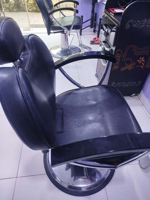 Прадается   тумба зеркало кресло для салон красоты