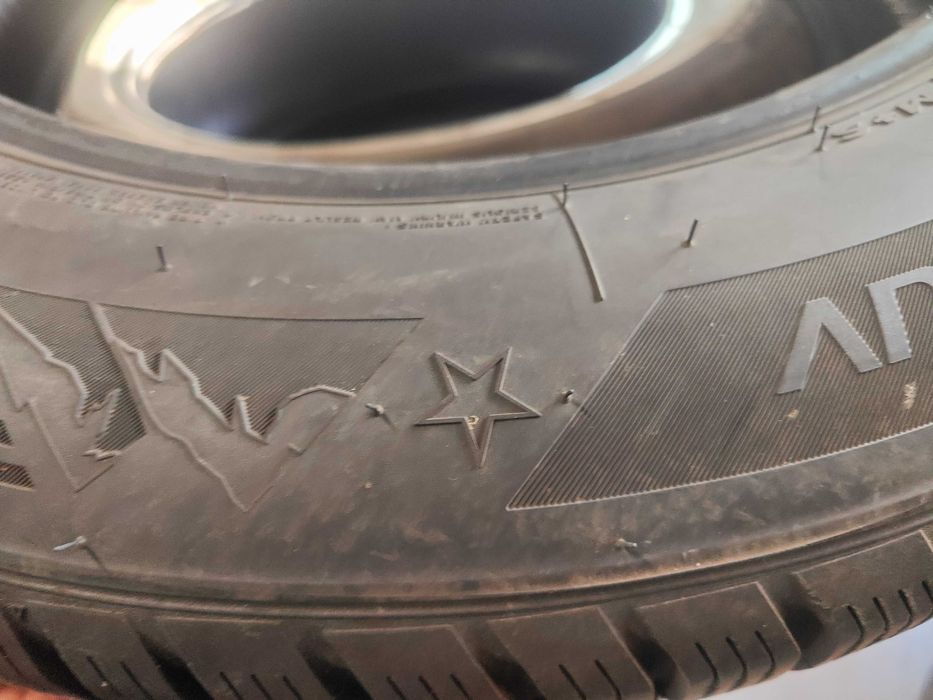 2бр.зимни гуми 225/60/18 Hankook
