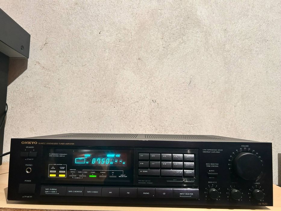 Продавам усилвател onkyo