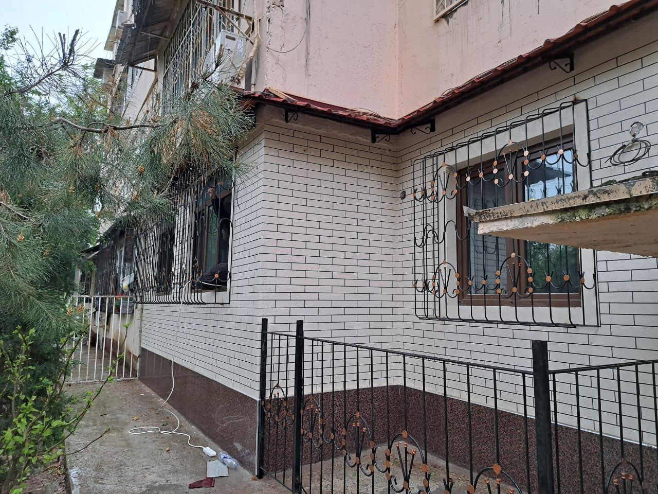Устанавливаем козырьки над окнами