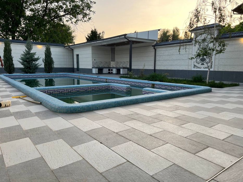 Продаётся участок в поселке Улугбек, вдоль речки.