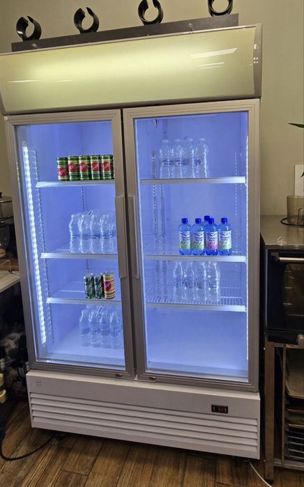 Вертикална плюсова хладилна витрина