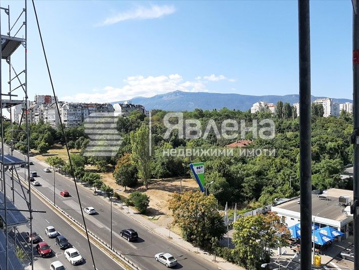 ЯВЛЕНА ЛАГЕРА продава 2-стаен апартамент в нова сграда в кв. Сердика.