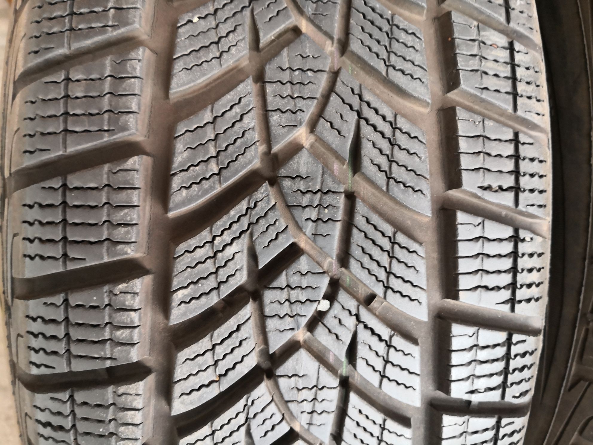 215 60 17 цола гуми като нови Goodyear