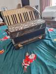 Vand Acordeon Hohner verdi 2 80 de basi acordat 8.80 bandon 16 mil