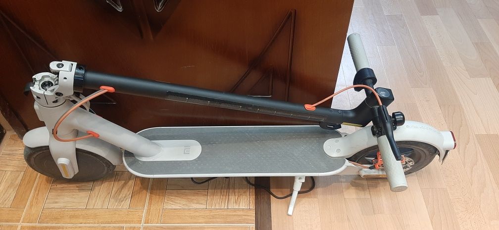 Продам Xiaomi electric scooter 3 в хорошем состоянии