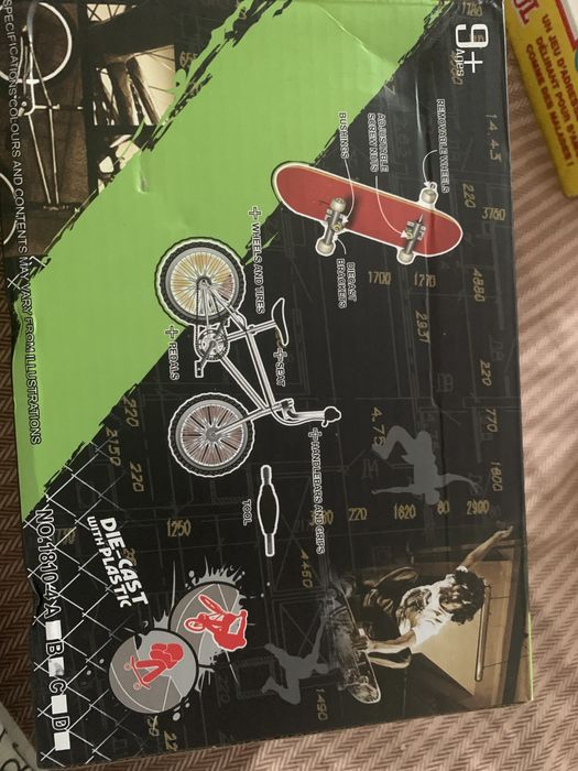 Joc baietii skate bord si role degetare