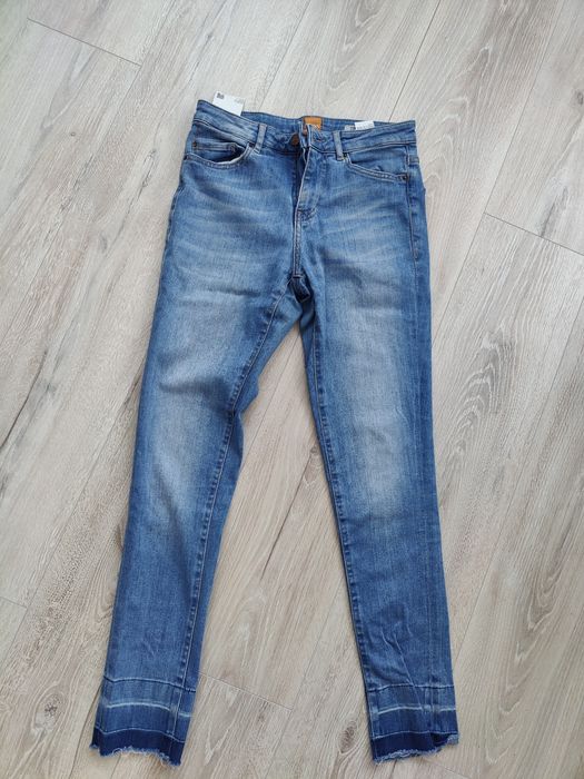 Vând blugi Boss, mărimea XS/S, de culoare albastră