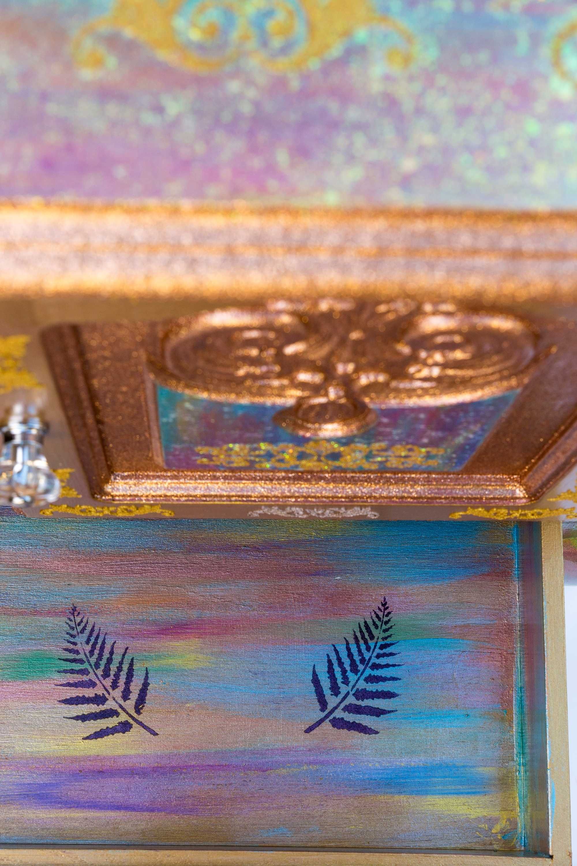 Ръчно рисуван дъбов скрин. Богата златна декорация в различни нюанси.