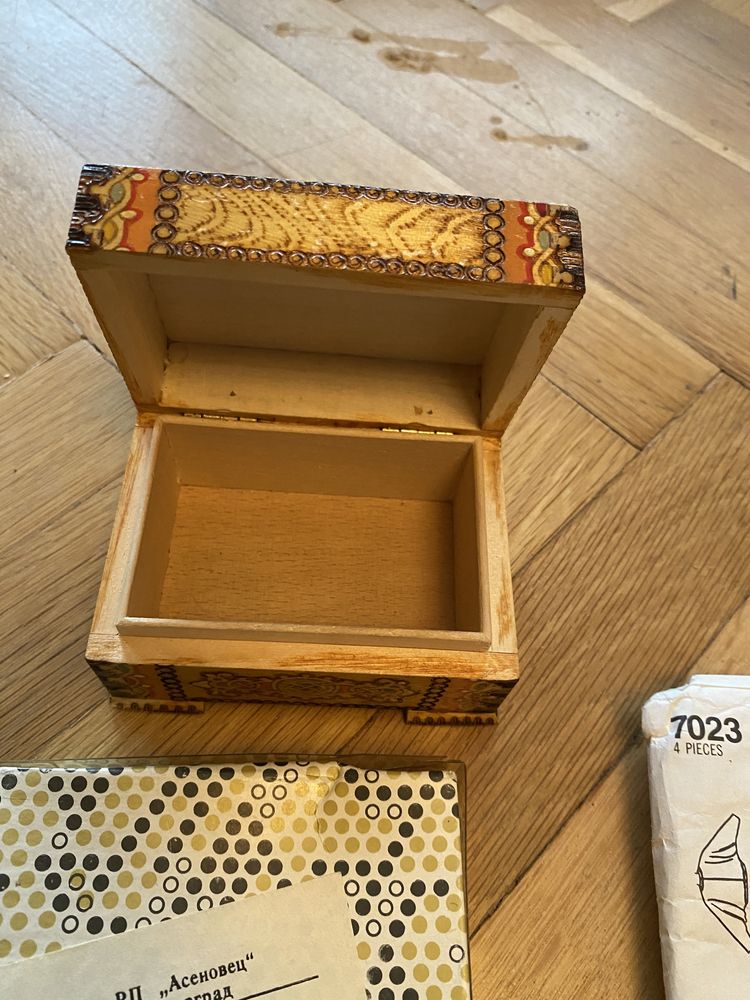 Ретро вещи: Кройки, дървена кутия, сватбени кърпички