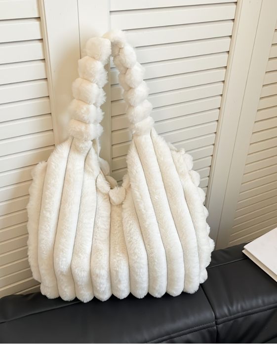 Уникано удобна и стилна плюшена чанта, в корейски стил