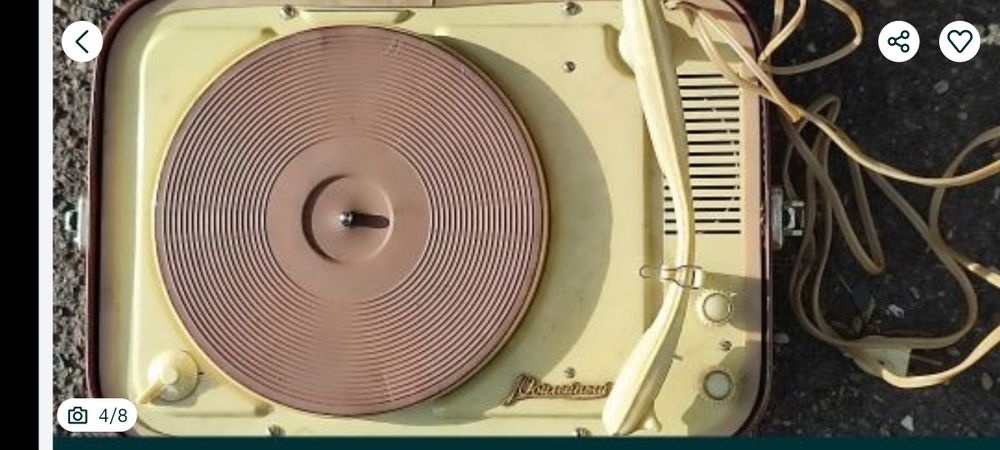 Pick-up sovietic portabil tip geamantan  pe lampi