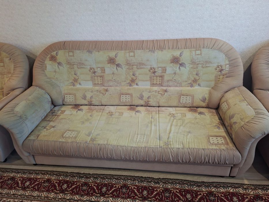Диван с двумя креслами