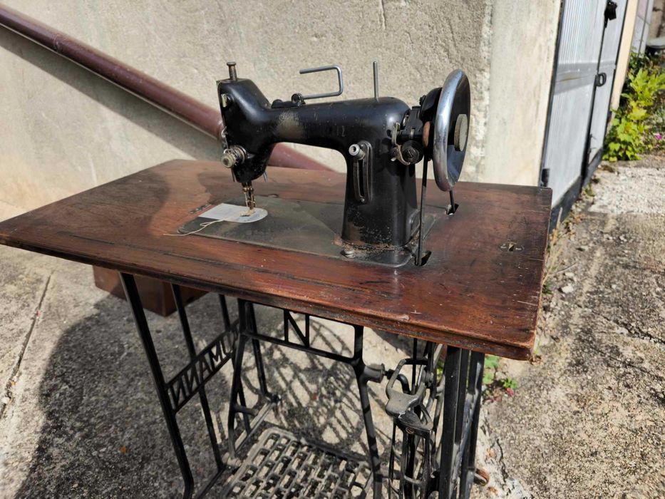 Крачна ретро шевна машина с капак и друга ръчна