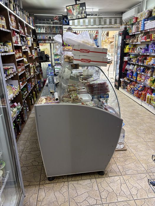 Продавам хладилна витрина и касов модул