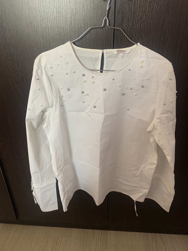 Блузка белая с жемчугами