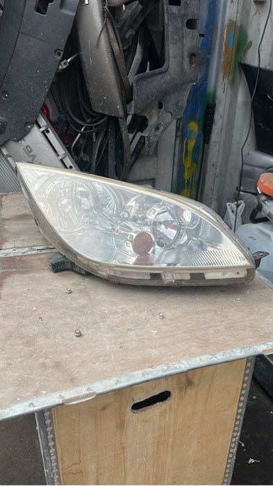 Правая фара на Mitsubishi colt