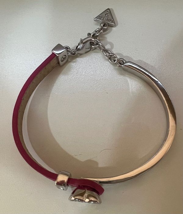 Женска гривна Guess