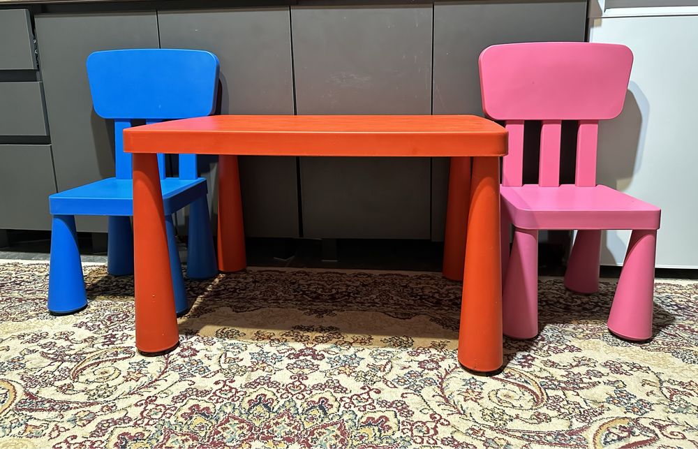 Стол и стулья детские