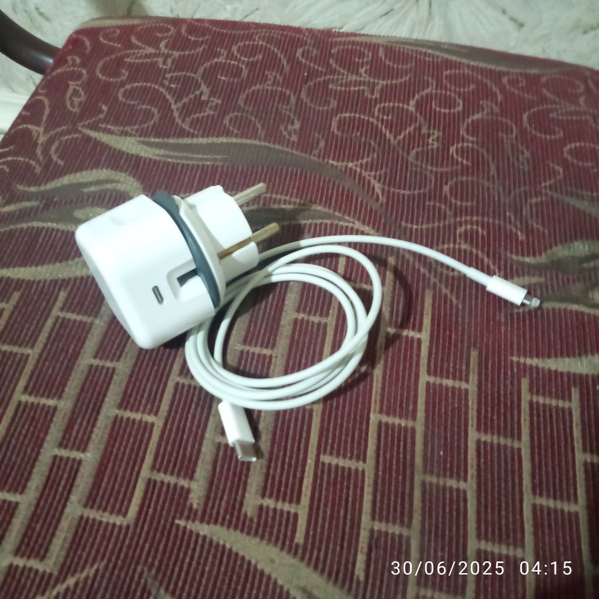 Iphoneni original zaryadchi sotiladi 2hafta ishlatilgan deyarli yangi