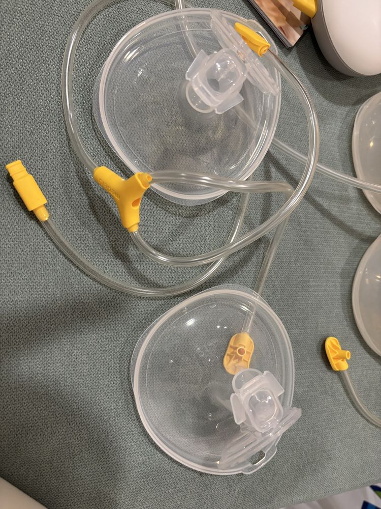 Двуфазна електрическа помпа за кърма Medela Solo Hands-Free + Чашки