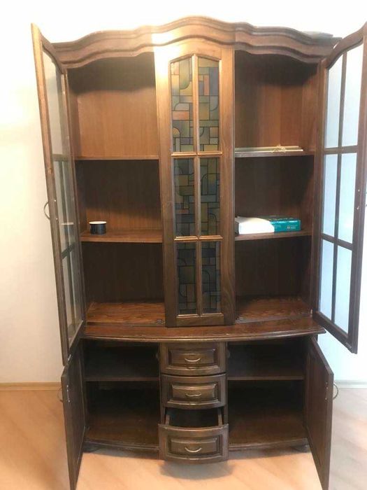 Масивен много красив и запазен бюфет-витрина