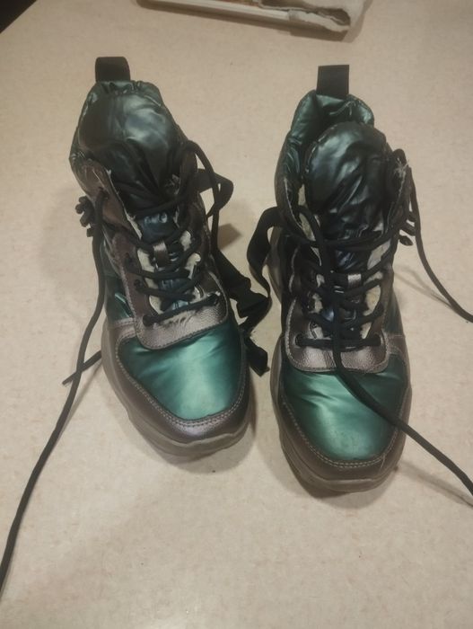 Продаю утеплённые ботинки.