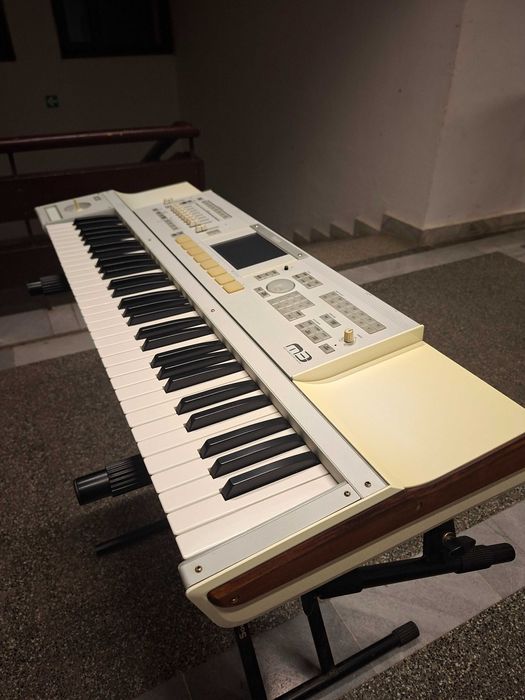 Продавам Корг М3