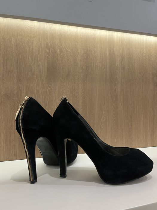 Продается б/у женская замшевая туфли