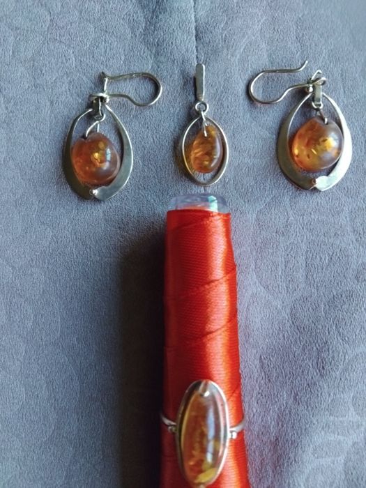 Cercei,inel și  pandantiv  aur și chihlimbar!