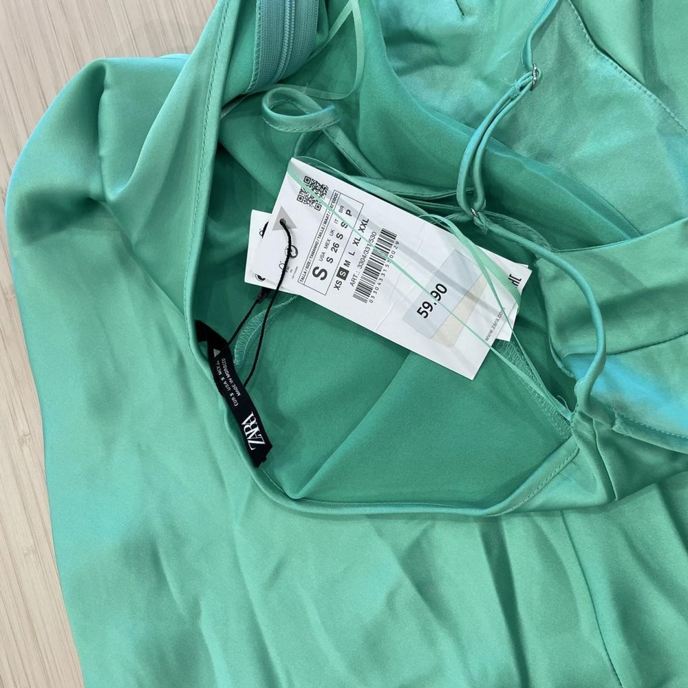 Rochie verde midi /lunga deasupra gleznelor spatele gol Zara Mărimea S