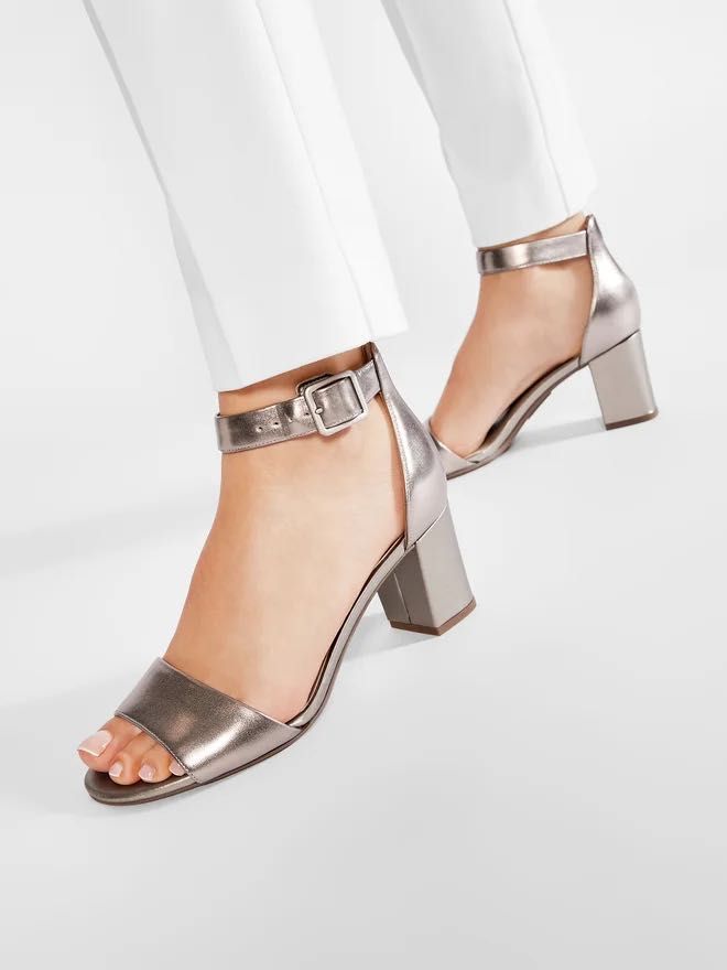 Clarks сандали на висок ток в златист цвят