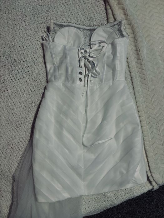 Елегантна бяла рокля