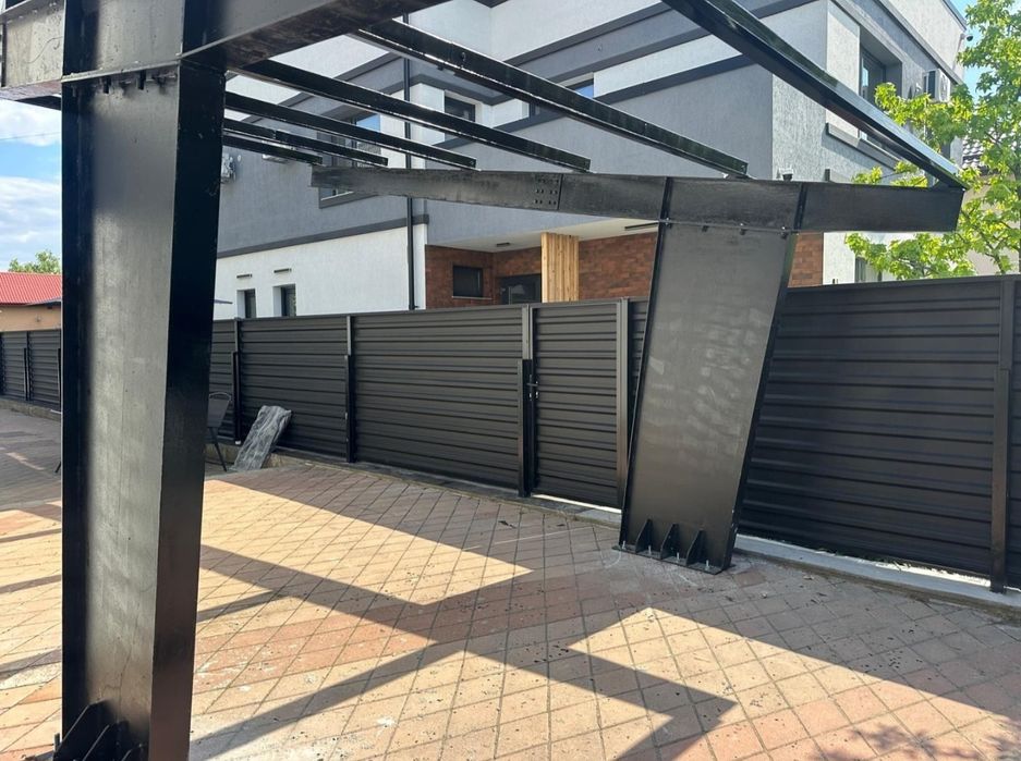Carport cu acoperiș și terase. Structura solidă și practică, potrivită