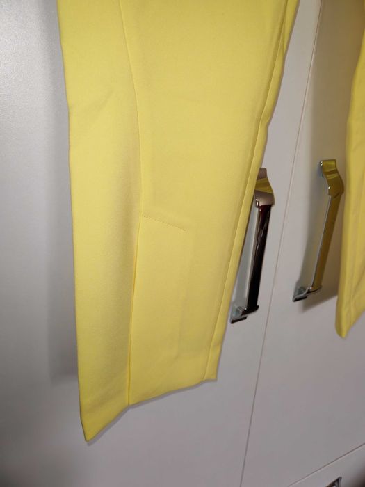 vând costum nou galben