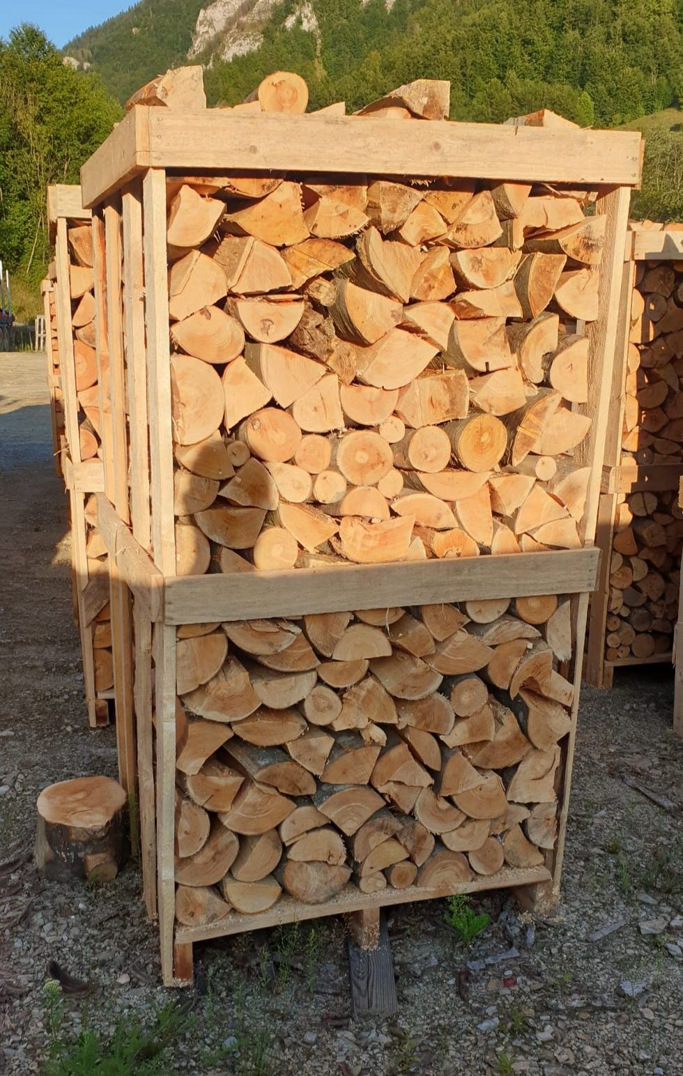 Oferta lemne de foc paletizat gata tăiate crăpate