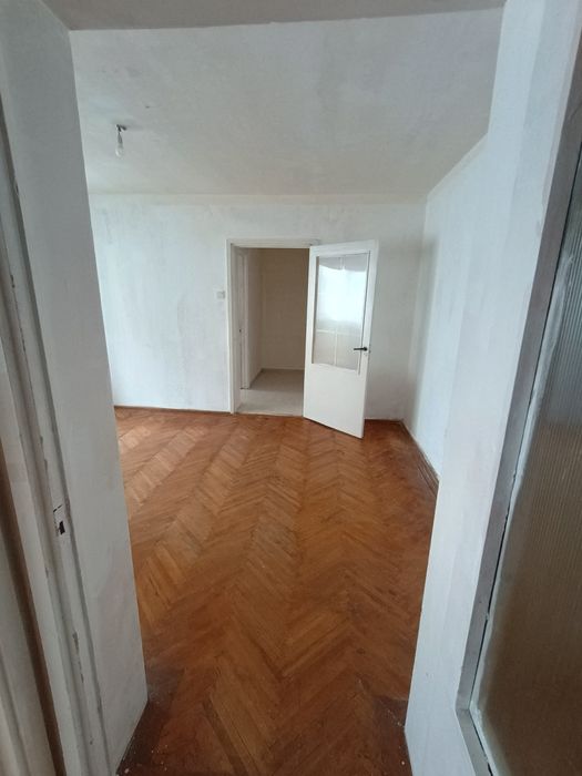 Vând apartament doua camere semidecomandat in Sinaia