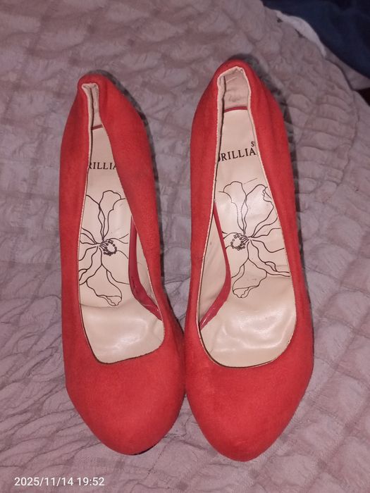 Красные туфли на каблуке