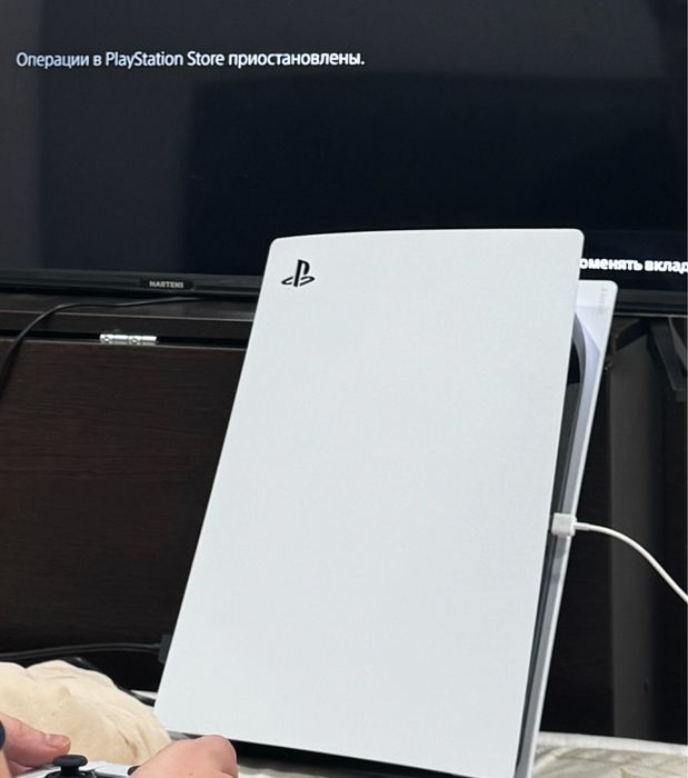 Продаю PlayStation пять с двумя джойстиками
