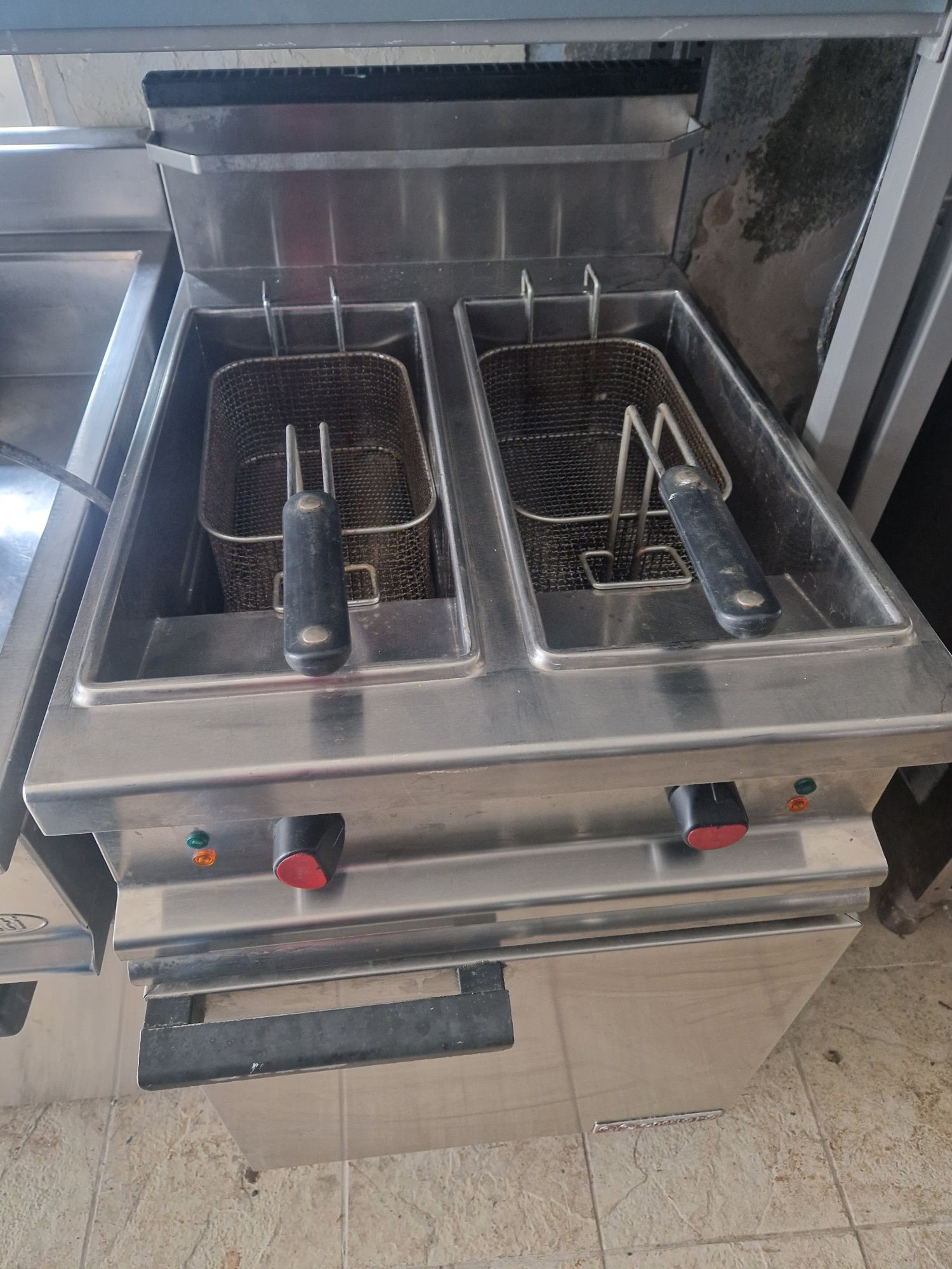 Friteuza dubla sau simpla  de putere, cu banc, din inox