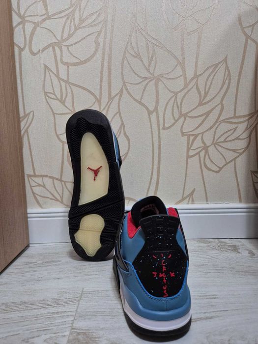 Jordan 4 Travis Scott
