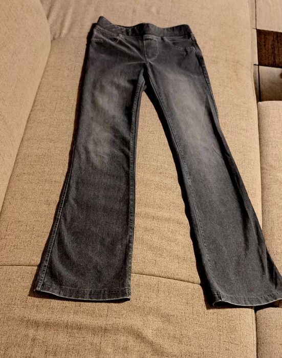 • Vând set 2 perechi de blugi, 140-146 cm •