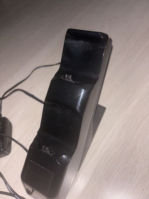 зарядна станция за PS4 DualShock 4 контролери